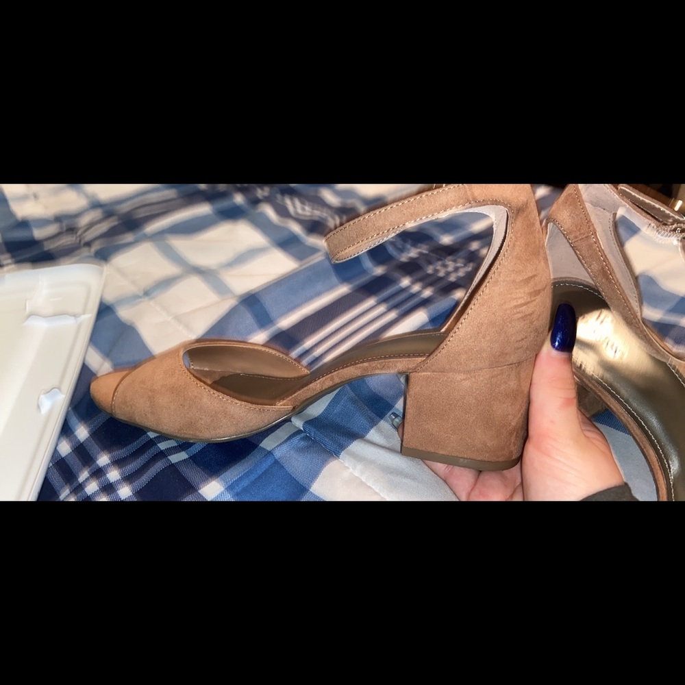 Heels - Picture 3 of 4